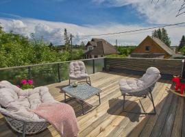 Apartment with private garden and large balcony，位于派尔努的酒店