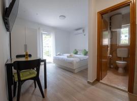 Charming apartments Duce，位于奥米什的酒店