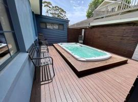 Sails to Sea - 4 Bedroom Pet Friendly Private Pool，位于Pambula Beach梅林布拉帕姆布拉高尔夫俱乐部附近的酒店