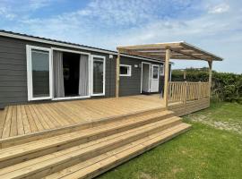 Polderhuisje 2 - Heerlijk chalet met overkapt terras en 2 slaapkamers - max 4 pers - 3 km van Noordzee - locatie op camping 2，位于洛坎杰的度假短租房