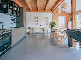 Hostel oder Ferienwohnung 1-16 Personen im BLAUEN HAUS，位于费马恩的带热水浴缸的酒店