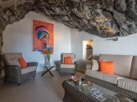 Spectacular Cave with two large terraces (70m2) by the sea