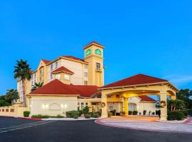 梅萨迷信泉拉金塔旅馆及套房酒店，位于梅萨凤凰城-梅莎关口机场 - AZA附近的酒店