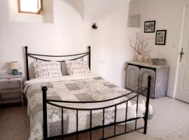 Charmant Studio dans l’Ancienne Mairie，位于Saint-Laurent-le-Minier的酒店
