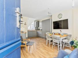 Captains Cottage - Stylish cottage, level location, in the heart of Dartmouth，位于达特茅斯的酒店