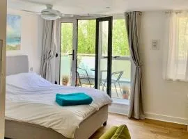 Gorgeous Central Studio with Balcony, 2 mins to Beach and Pier