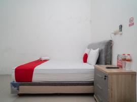 RedDoorz near RS Mitra Keluarga Waru，位于Waru的酒店
