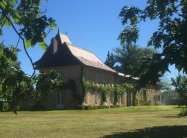 Manoir La Force avec piscine et spa，位于Jumilhac-le-Grand的度假屋