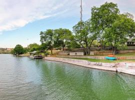 Lake Marble Falls Waterfront, House, Wet Slip, Huge Yard，位于马布尔福尔斯的酒店