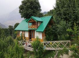 Himalayan Abode Tree House，位于Sainj的木屋