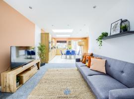 Coventry Large Stylish 4 Bedroom House, Sleeps 8, Private Parking, by EMPOWER HOMES，位于考文垂的度假屋
