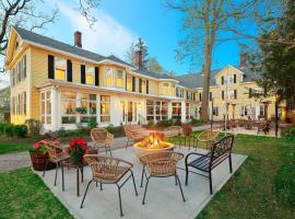 The Whitlock by The Lenox Collection，位于莱诺克斯的酒店