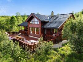 Stunning Home In Norheimsund With House A Mountain View，位于努尔黑姆松的乡村别墅