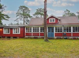 4 Bedroom Gorgeous Home In Borgholm，位于博里霍尔姆的酒店