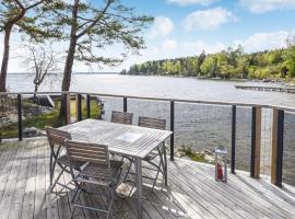 Beautiful Home In Lidköping With House Sea View，位于利雪平的酒店