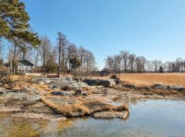 Amazing Home In V&auml;nersn&auml;s With Wifi，位于Hallby的Spa酒店