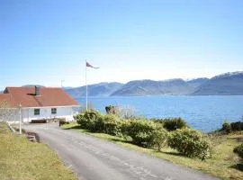 5 Bedroom Beach Front Home In Lavik