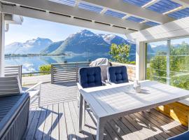 2 Bedroom Awesome Home In Isfjorden，位于Isfjorden的酒店