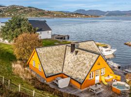 Awesome Home In Kvamsøy With Jacuzzi，位于Sandvik的酒店