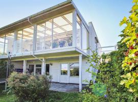 2 Bedroom Amazing Home In Båstad，位于巴斯塔德的酒店