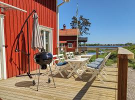 Lovely Home In Vnersborg With Lake View，位于维纳什堡的酒店