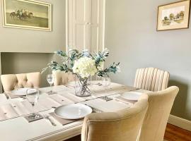 Stunning 3 bed house in the heart of Cheltenham，位于切尔滕纳姆的酒店