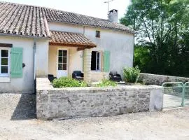 Maison charismatique à Saint-Germier avec jardin clôturé.