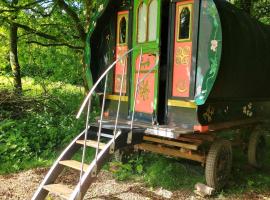 Genuine Gypsy Hut and Glamping Experience - In the Heart of Cornwall，位于甘尼斯莱克的带停车场的酒店