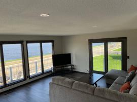 3 Bedroom Condo with Lake Pepin views with access to shared outdoor pool，位于Lake City的带停车场的酒店