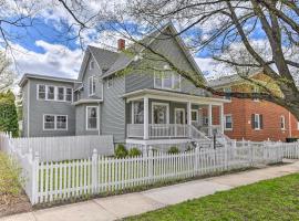 Spacious Oak Park Home, 11 Mi to Downtown Chicago!，位于奥克帕克的酒店