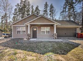 Breezy Point Cabin with Fire Pit - Walk to Lake，位于Breezy Point的酒店