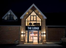 The Lodge at Kingswood，位于埃普瑟姆的带停车场的酒店
