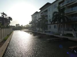 Las Marinas Condominiums with Boat Docks，位于南帕诸岛的酒店