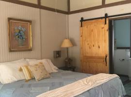 Acorn Hideaways Canton Sweet Tweet Guesthouse King Bed，位于坎顿的宾馆