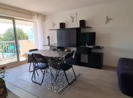 Appartement Ensoleillé avec Terrasse et Parking au Centre de Meschers, Proche Plages et Commerces - FR-1-550-38