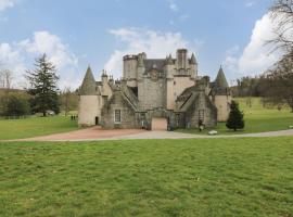 East Wing - Castle Fraser，位于因弗鲁里的酒店