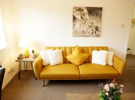 10BH Dreams Unlimited- Budget Heathrow Long stay Apartment with FREE PARKING，位于Ashford的度假屋