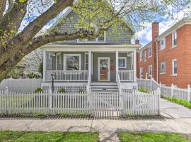 Oak Park Home with Fire Pit - 5 Mi to Garfield Park!，位于奥克帕克的酒店