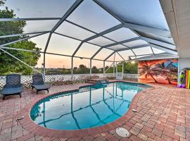 Canalfront Cape Coral Home with Kayaks and Bikes!，位于马特里查的酒店