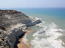 Baia dei turchi locazione turistica，位于雷阿尔蒙特的酒店