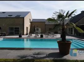 Susberg 3 luxe verblijf met zwembad en sauna，位于Pelt的酒店