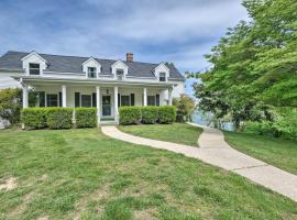 2 Mi to Lighthouse Waterfront Home with Dock!，位于加利福尼亚的酒店