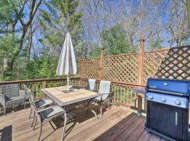 Pocono Mountain Home with Large Deck and Beach Access!，位于Pocono Mountains Municipal - MPO附近的酒店