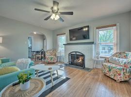 Benton Harbor Gracie Cottage with Hot Tub and Yard!，位于本顿港的酒店