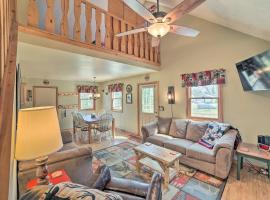 Family Cottage 3 Mi to Higgins Lake State Pk!，位于Roscommon的酒店