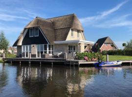 Beautiful villa with sauna on the Tjeukemeer，位于Delfstrahuizen的酒店