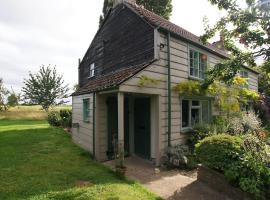 Cozy cottage overlooking fields, Upwell，位于Upwell的酒店