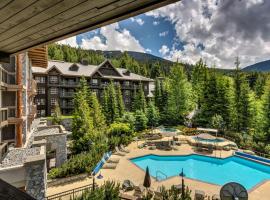 Blackcomb Springs Suites by CLIQUE，位于惠斯勒Whistler Sliding Centre附近的酒店