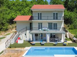 Beautiful Home In Sinj With 5 Bedrooms, Wifi And Outdoor Swimming Pool，位于锡尼的酒店