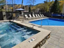 Best location in the heart of lions head, Ski lockers, jacuzzi and pool